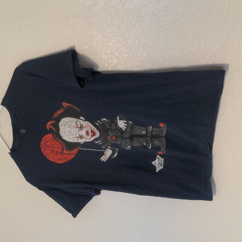 It short sleeve tee shirt blue with multiple color print size medium
